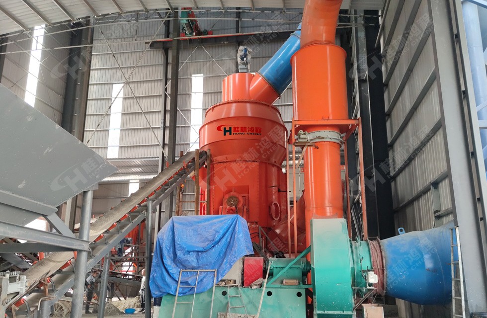 石灰石直接磨粉300目產量多少噸？hlm2600鴻程石灰石粉立磨參數