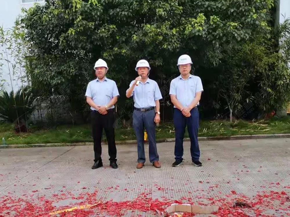 桂林鴻程董事長容平勛發(fā)表致辭桂林鴻程機電設(shè)備有限公司廠區(qū)2#生產(chǎn)廠房開工大吉! 桂林鴻程董事長容平勛發(fā)表致辭桂林鴻程機電設(shè)備有限公司廠區(qū)2#生產(chǎn)廠房開工大吉!