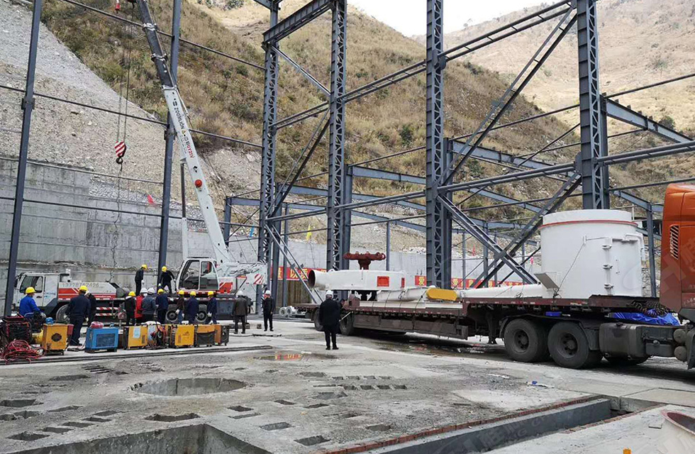 桂林鴻程董事長容棟國、總經(jīng)理林總親臨磨機安裝現(xiàn)場指導工作 桂林鴻程董事長容棟國、總經(jīng)理林總親臨磨機安裝現(xiàn)場指導工作