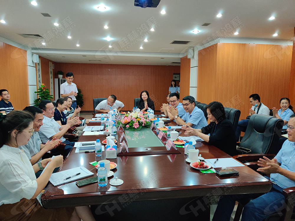 桂林鴻程總經(jīng)理林均先生做詳細(xì)的企業(yè)介紹 桂林鴻程總經(jīng)理林均先生做詳細(xì)的企業(yè)介紹